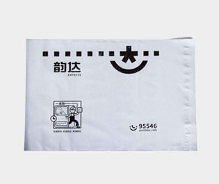 塑料快遞袋使用較多的是用聚乙烯材料做成，具有成本低，使用方便，防水性能好的特點。多用于運送文件、單據(jù)、資料、貨物等所包裝用的袋子。又稱為速遞袋、郵寄袋、快遞打包袋。體輕，富有彈性，有良好的抗沖擊性，無毒、無味、防潮、耐腐蝕，環(huán)保性較強，并且回收力度較大。