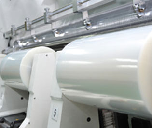 多層高阻隔膜是由多層共擠吹膜機利用不同塑料材料阻隔性能和相差迥異共擠出的薄膜。不同的塑料材料阻隔的性能相差迥異，共擠薄膜可將各種功能不同的塑料共擠復合成一張薄膜，達到對氧氣、水、二氧化碳、氣味等高阻隔的效果。此外，耐油、耐潮濕、耐120℃的高溫蒸煮、耐低溫冷凍、保質、保鮮、保氣味?？捎糜谡婵瞻b、無菌包裝、充氣包裝；