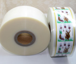 "食品復合膜是由PE等薄膜材料符合而成， 廣泛適用于包裝、食品、藥品等產(chǎn)品，具有環(huán)保、無臭無異味、熱封性能好、阻隔性好、遮光性強、耐油、強度高等特點。"