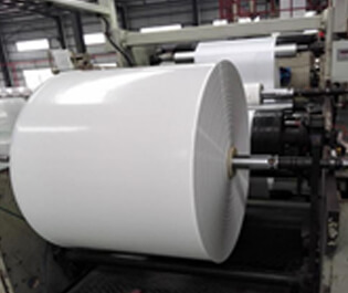 "本公司采用三層共擠、五層共擠吹膜機，合理的結構設計，充分體現(xiàn)不同層次的功能，設備具有主機聯(lián)動，動能無損耗，強輸出；合金螺桿，提升品質和塑化；高精度模具，穩(wěn)定拉伸，高強度；配進口風環(huán)和測厚裝置，誤差精度達到百分之二，媲美光學級薄膜特性。本設備生產(chǎn)的產(chǎn)品具有強度、韌性、開口性、防潮性和熱封性等性能。 "