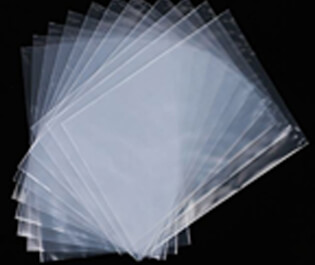 藥用聚乙烯袋因其優(yōu)良的耐低溫性能及良好的化學穩(wěn)定性和電絕緣等性能，被廣泛應用于原料藥粉、食品粉末、化工粉料的轉運和暫存。此外，在食品行業(yè)中，還可以與紙板、鋁箔共同組成食品的包裝容器，主要阻隔液體滲漏和微生物侵襲的作用。