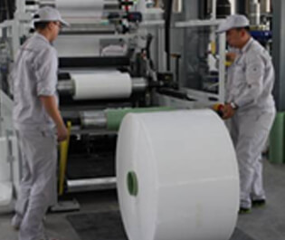 "FFS重包裝袋為制袋(Film)—裝料(Fill)—封口(Seal)一體化的縮寫，是歐洲新發(fā)展起來的一種高速包裝技術，包裝效率高且成本低，是包裝行業(yè)內里的高科技產(chǎn)品。相比塑編袋，其原料配比獨特，性能優(yōu)越環(huán)保，設備裝置先進，便于回收利用，符合國際通用的第四類環(huán)保包裝材料要求。耐撕裂、防粘連、抗靜電、抗氧化、高光澤度。 "